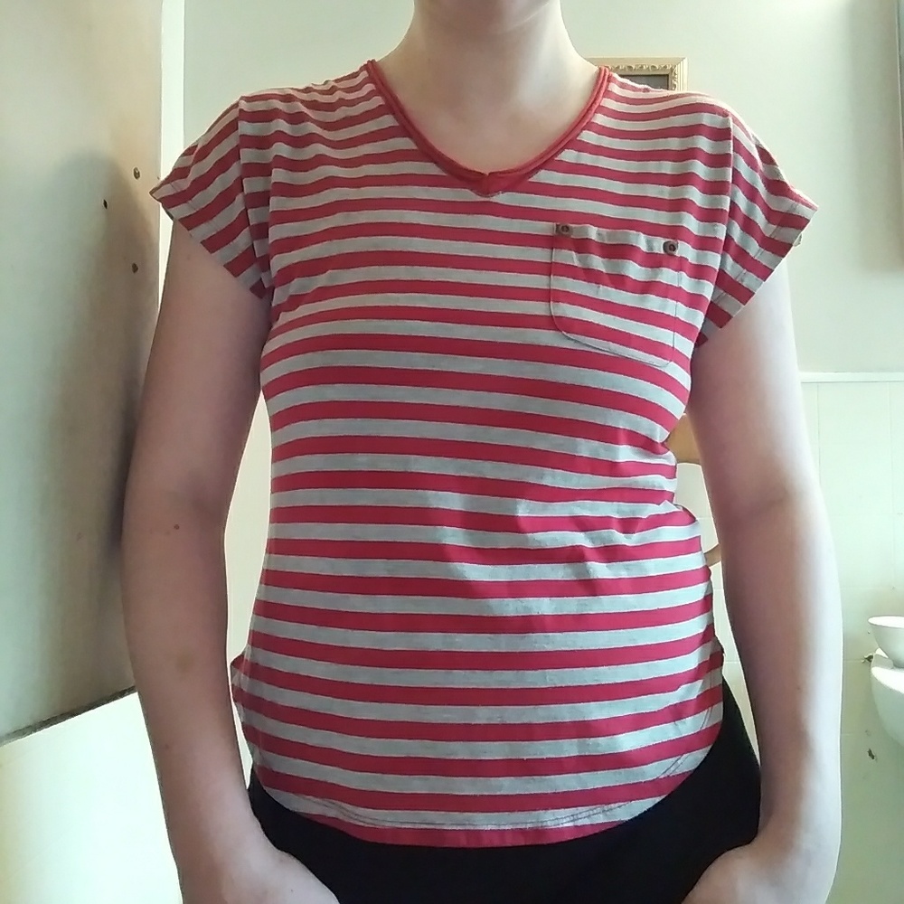 ꜰᴀᴅᴇᴅ ɢʟᴏʀʏ light gray & red short sleeve shirt